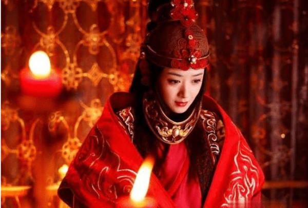 03年，採石場現千年古墓，疑雲重重：棺木鮮紅，墓主被灌水銀