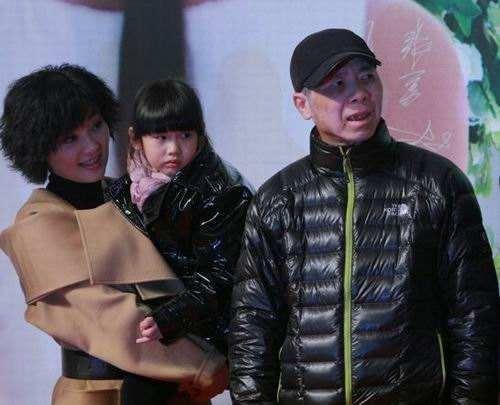 徐帆：處處忍讓馮小剛，23年不生孩子，養女和繼女把她當親媽孝順