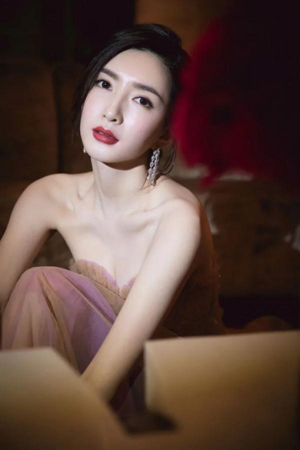 年會選衣服太累了,妝容不能百搭點嗎? 年會選衣服太累了,妝容不能百搭點嗎?