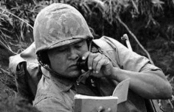 二戰納瓦霍族譯電員多重要?全軍僅29名,每名士兵都配有一名保鏢 二戰納瓦霍族譯電員多重要?全軍僅29名,每名士兵都配有一名保鏢