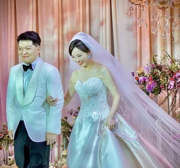 安徽臺一姐餘聲慶結婚兩週年,撇下兒子過二人世界,吃小吃接地氣 安徽臺一姐餘聲慶結婚兩週年,撇下兒子過二人世界,吃小吃接地氣