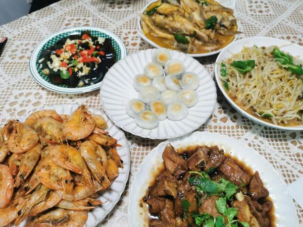 弟媳家蹭飯，都是家常菜，色香味俱全，一不小心又吃撐了
