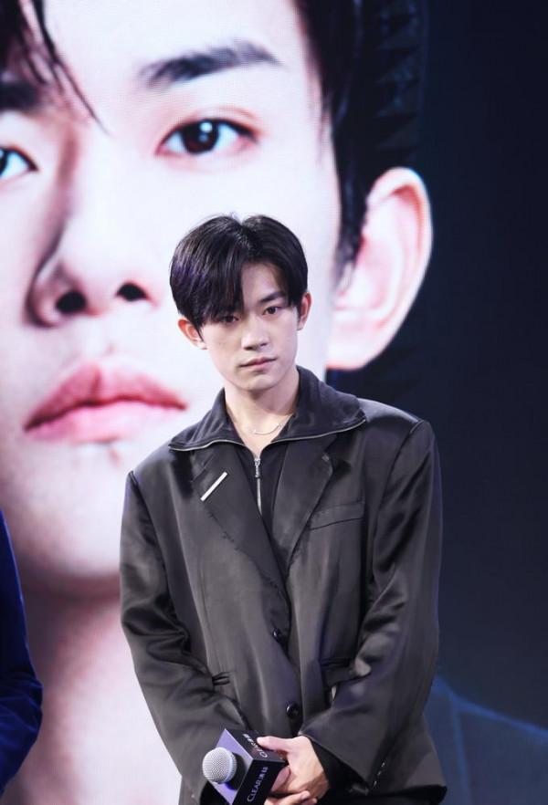 易烊千璽笑稱要挑戰超長長髮，未來幾個月都在劇組還將出新歌