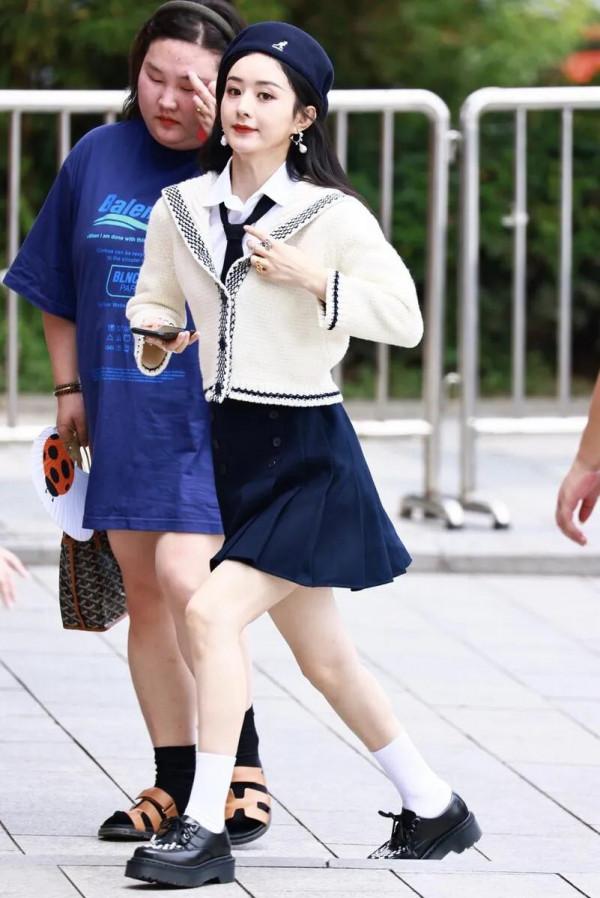 趙麗穎離婚後，一身學生裝把青春清純演繹的恰到好處