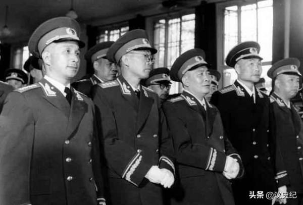 他是軍隊的建立人之一，卻無任何軍銜，林彪稱他有資格被授予元帥