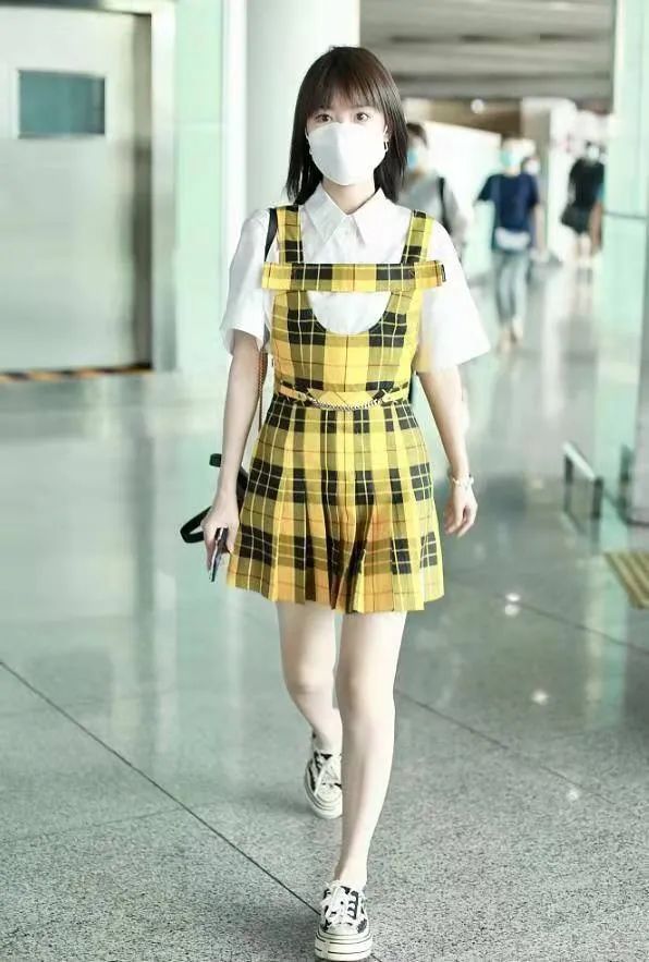 小個子的女星，個個都是腿精，毛曉彤有“漫畫腿”，王子文腿好白