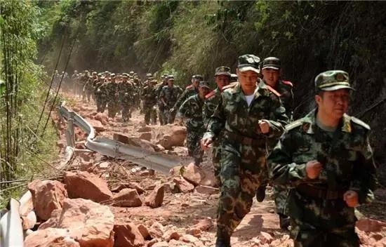 中國軍隊救災怎麼不佩戴武器，外國網友的問題我們應該怎麼回答？
