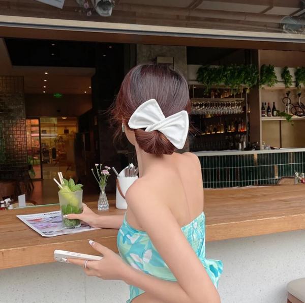 別再披頭散髮了！這4款髮型又美又顯臉小