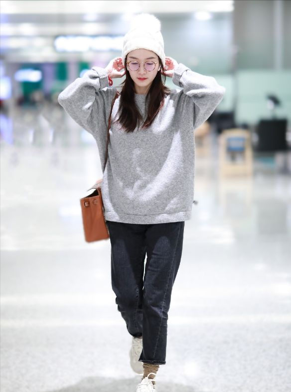 江疏影謊報年齡了吧！敢素顏走機場，這牛奶肌比十八歲少女還嫩