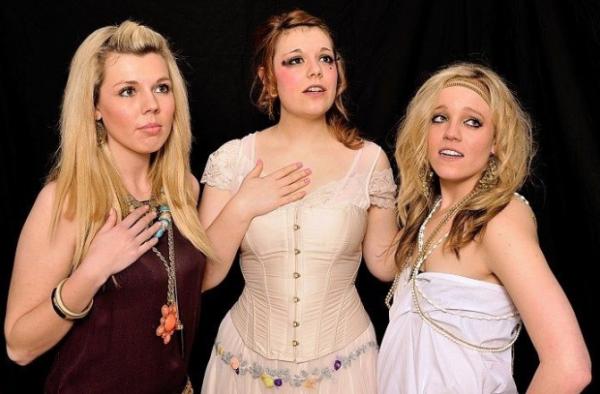 英國首相夫人：擠走高顏值前妻，戴鴿子蛋大鑽戒，齙牙妹憑什麼