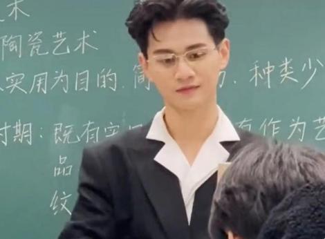 那個大學美術老師翻車了，照片是網紅擺拍，網友怒批蹭熱度無下限