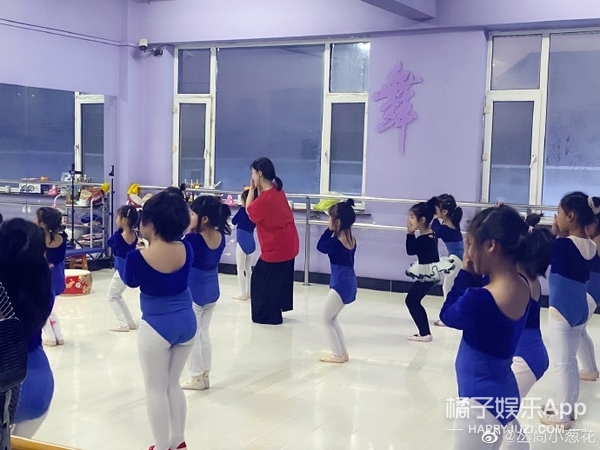 還記得《放開我北鼻》裡的小蔥花嗎？她現在長這樣