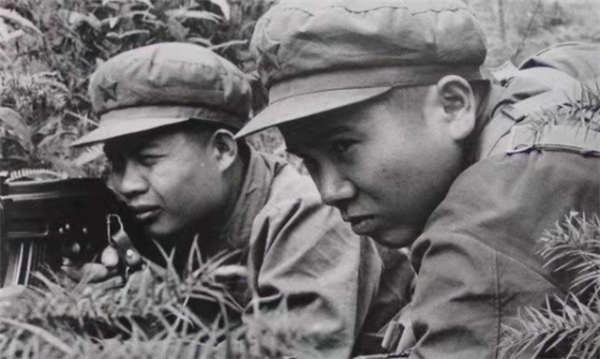 軍區政委遲浩田視察老山前線，發現戰士們蓬頭垢面，又奇怪又生氣