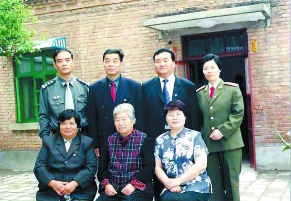 焦裕祿病逝2年後遷墳蘭考，十萬百姓車站哭迎，下葬時妻撞向棺木