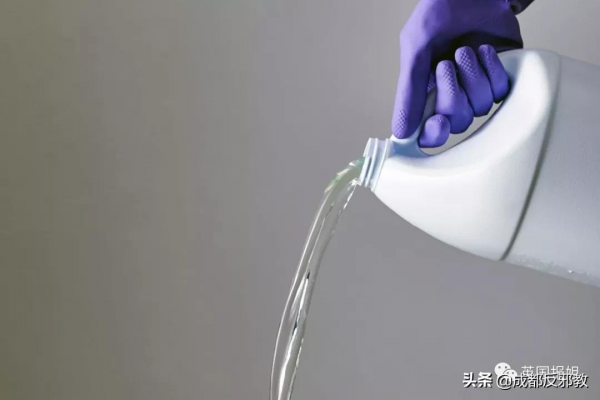 美國牧師製造的“神藥”能治療艾滋?這5萬非洲人喝下的其實是漂白劑! 美國牧師製造的“神藥”能治療艾滋?這5萬非洲人喝下的其實是漂白劑!