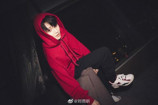 一起來get酷girl劉雨昕的元旦穿搭吧