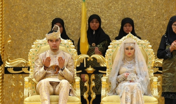 哈菲查:汶萊第一白富美,結婚時身披“鑽石婚紗”,腳踩黃金地板 哈菲查:汶萊第一白富美,結婚時身披“鑽石婚紗”,腳踩黃金地板