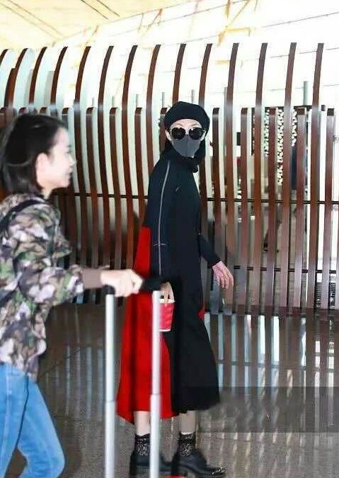 許晴50歲還扮嫩就算了，把自己的腿p得像竹竿，未修圖狠狠打臉