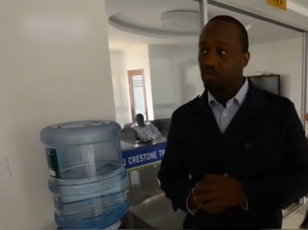 這個黑人在中國做生意成億萬富翁後,竟放棄當老闆,來報答中國 這個黑人在中國做生意成億萬富翁後,竟放棄當老闆,來報答中國