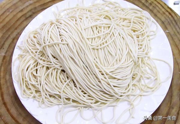 大廚教你做家常炸醬麵，調好醬汁才是關鍵，醬香濃郁，一碗不夠吃