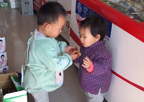 遼寧暴雪萌娃無法找鄰居小哥哥玩,急得嚎啕大哭,寶媽:我的媽呀 遼寧暴雪萌娃無法找鄰居小哥哥玩,急得嚎啕大哭,寶媽:我的媽呀