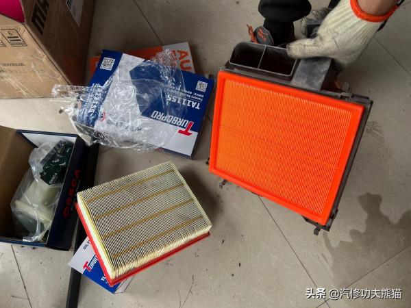 經濟下行購買新車計劃暫緩，翻新復古老爺車圓屁股奧迪老A6照樣香