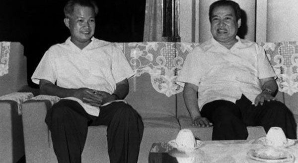 1973年,西哈努克見到喬森潘就像見到失散的兒子一樣欣喜若狂 1973年,西哈努克見到喬森潘就像見到失散的兒子一樣欣喜若狂