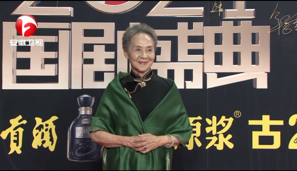 輕則受凍、重則進醫院，為了走紅毯，明星們都“卷”成啥樣了？