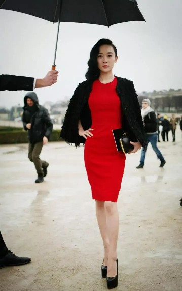 霍思燕氣質拿捏得真好,黑色外套披在大紅裙上,一看就是高階貴婦 霍思燕氣質拿捏得真好,黑色外套披在大紅裙上,一看就是高階貴婦