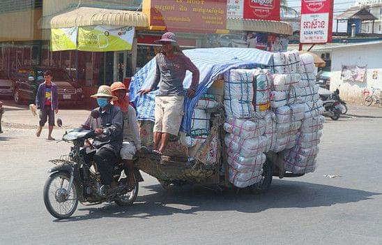 騎摩托車運鈔！柬埔寨人又開掛了
