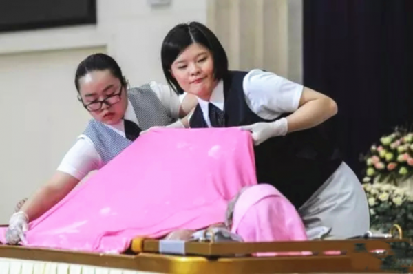 不能用手直接觸控身體，入殮師：與鬼神無關，即便是親人也不可以