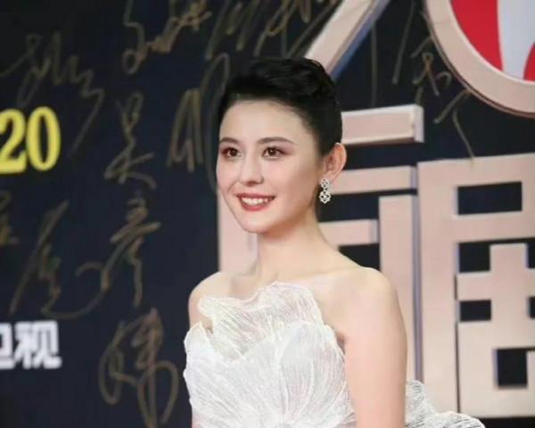 2021國劇盛典紅毯合集,女明星生圖與後期圖片大對比,孫怡完勝 2021國劇盛典紅毯合集,女明星生圖與後期圖片大對比,孫怡完勝
