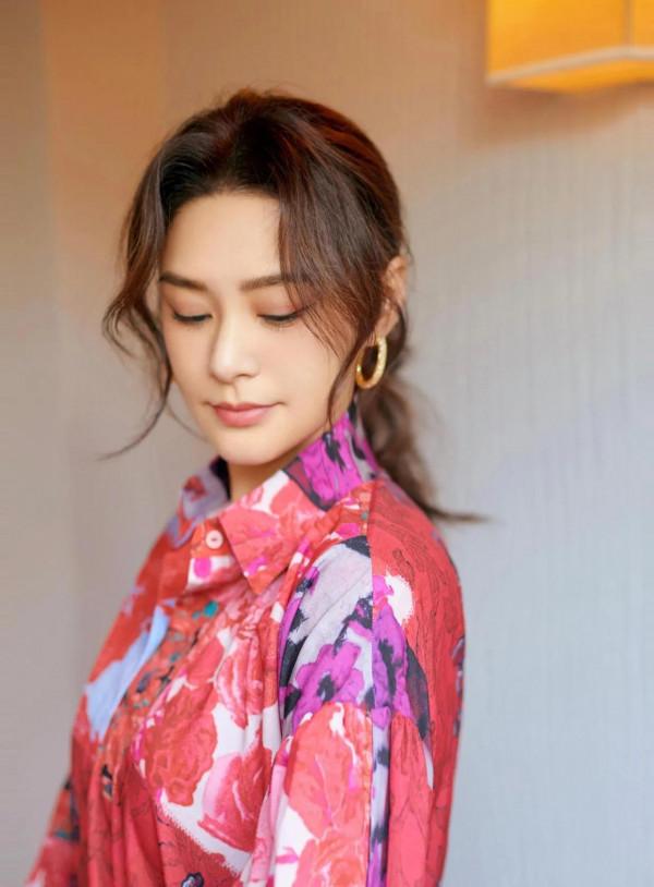 twins組合再次合體，姐妹倆的花裙子很適合拍照，像變了個人一樣