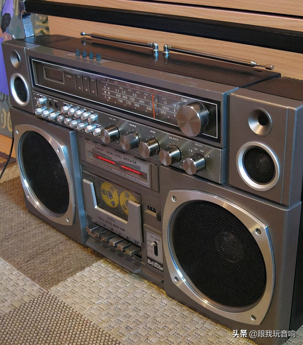 一款漂亮的80年代行動式音響 貝斯頓Beston 4000 收音機 錄音機 一款漂亮的80年代行動式音響 貝斯頓Beston 4000 收音機 錄音機