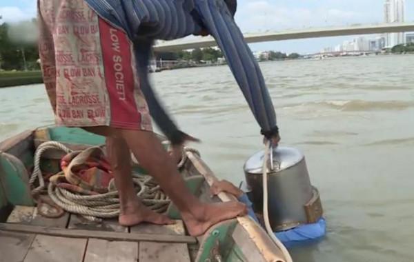 湄南河上的尋寶人，冒險潛入20米深的河裡撈寶，夢想著一夜暴富