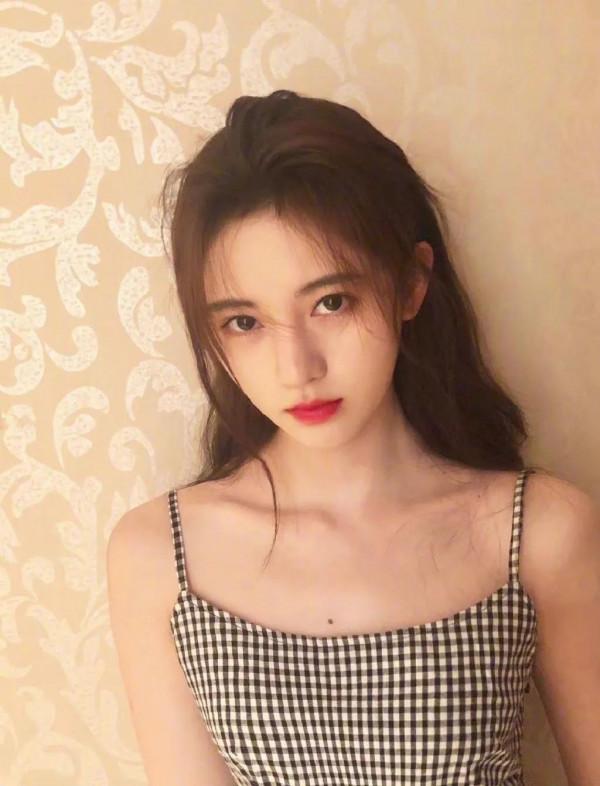 鞠婧禕吊帶裙清爽簡單，可鹽可甜，一笑傾城，盡顯優雅氣質