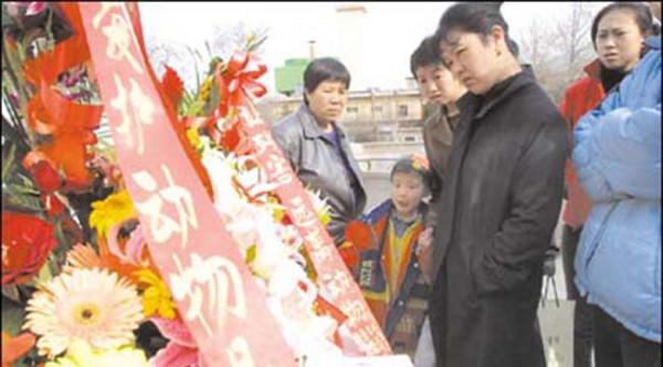 19年前北京“硫酸傷熊事件”的清華大學生,從天之驕子到學校之恥 19年前北京“硫酸傷熊事件”的清華大學生,從天之驕子到學校之恥