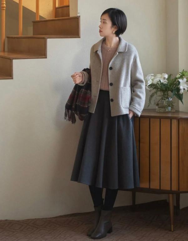 小個子少穿長大衣，“短外套+祼靴”才更適合，搭裙子褲子都好看