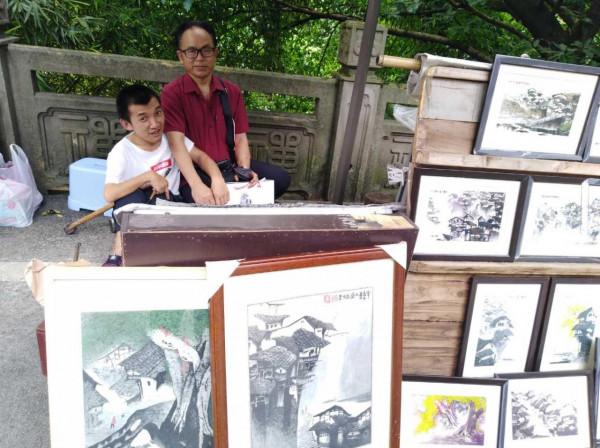 殘疾乞丐唐昌映:拜師學畫苦練7年,如今在街頭繪畫成網紅畫家 殘疾乞丐唐昌映:拜師學畫苦練7年,如今在街頭繪畫成網紅畫家