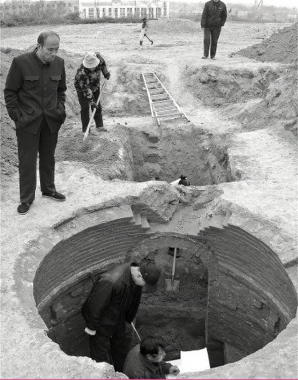 1983年，寧夏發現千年古墓，考古隊挖到一半後塌方，緊急撤離