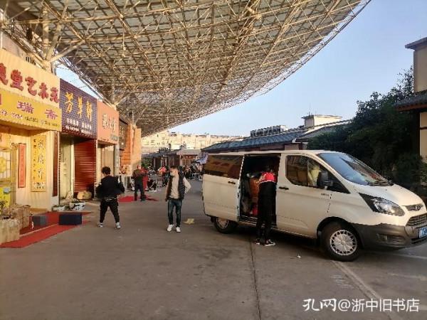 在義烏收藏品市場集市上，既能與藏品邂逅，又可與藏友相逢