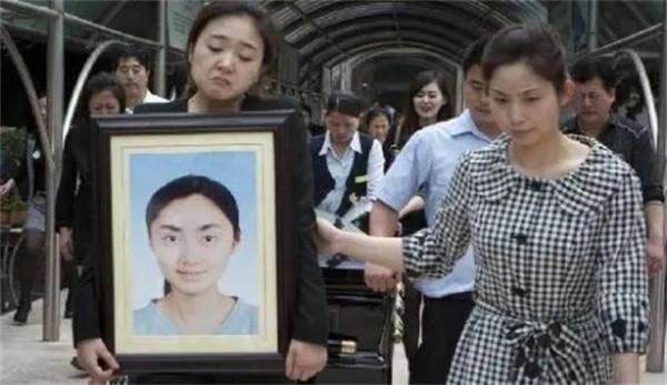 “深圳玫瑰”邢丹葬禮：與老公叢飛合葬，五歲女兒痛哭，千人送別