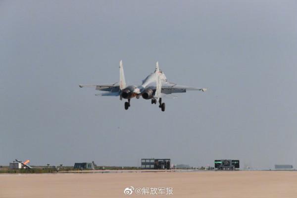 海軍航空大學某特裝大隊開展艦載戰鬥機著陸引導保障訓練