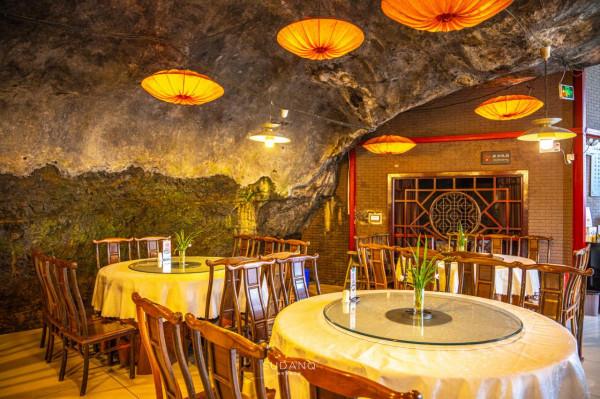 全球九大巖洞餐廳，中國僅有一家！相傳餐廳下面還鎖著一條妖龍