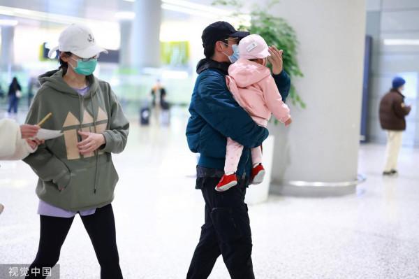 鄭愷與妻子苗苗帶孩子現身機場 一家三口幸福美好