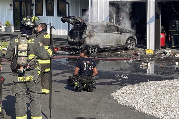 新能源車頻繁自燃!車企發出警告:建議停車時距離其他車15米以上 新能源車頻繁自燃!車企發出警告:建議停車時距離其他車15米以上