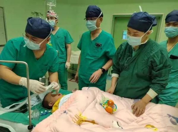 5月大患兒哭鬧致腫瘤破裂兩進ICU,手術切下巨大肝母細胞瘤達體重1/10 5月大患兒哭鬧致腫瘤破裂兩進ICU,手術切下巨大肝母細胞瘤達體重1/10