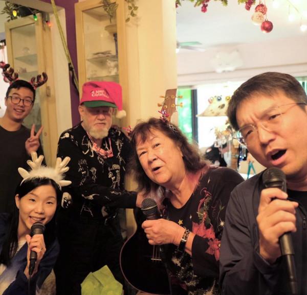 許冠文許冠傑開派對，兒孫滿堂太幸福，許冠英卻終生未婚無兒女