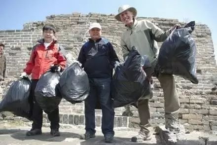 這個英國老頭在長城撿了22年垃圾，不僅閃婚了箇中國媳婦，還上BBC被英女王授予勳章