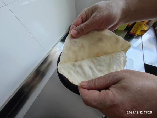 自家做的春餅,酸菜餡的好吃不得了不得了 自家做的春餅,酸菜餡的好吃不得了不得了